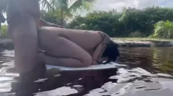 Hermosa joven haciendo el amor en las orillas del río con un gran pescador