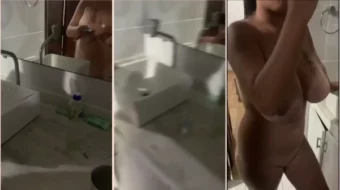 Jade Stone mostrando todo en el baño con una compañera traviesa