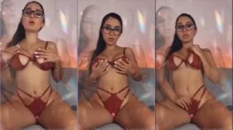 Karol rosado luciendo bragas sexys y usando un vibrador en su chica