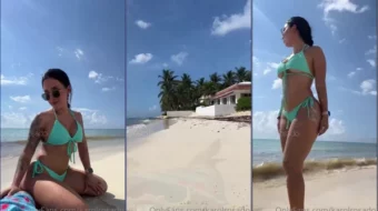 Karol Rosado mostrando su talento oral a un afortunado turista a la orilla del mar