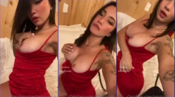 Karol Rosado, una diosa con los pechos al descubierto y luciendo micro braguitas rojas