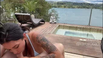 La estrella porno Karol Rosado hace sexo oral y se divierte en la piscina con una polla metida en el ano