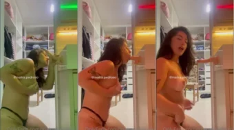 Maira Pedroso decide jugar con el vibrador en la cocina, mientras se satisface