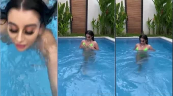 Mikaela Testa mostrando y moviendo su generoso busto en la piscina
