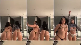 Mikaela Testa y su amiga bailando frente al espejo vestidas solo con bragas y enseñando los pechos