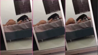 Mirian Gabriela, una joven, filmada meneando el culo frente al espejo mientras está acostada en la cama