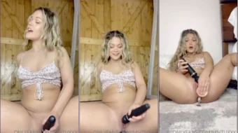 MissJfux se quita la ropa interior y se estimula con un juguete sexual buceta y un estimulador de clítoris