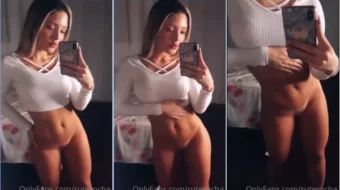 Rute Rocha, famosa del onlyfans, mostrando su coño con blusa súper sensual