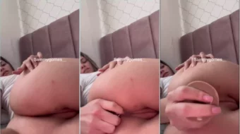 Sammy Gomes, famosa de OnlyFans, alternando entre un plug anal y un consolador profundamente en su trasero