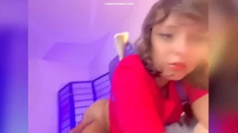 Sophia Scamander complace intensamente a su suertudo novio mientras se encuentran en una posición cuatro patas, satisfaciendo así sus deseos de manera apasionada