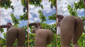 Valeria Castañeda, famosa de OnlyFans, luciendo su espectacular cuerpo con culo respingón y bragas bajadas al aire libre