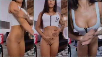 A Sophia Carracini, conocida por sus atrevidas fotografías, le encanta broncearse aplicando aceite por todo el cuerpo