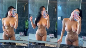 Carol Machado, de grandes pechos, seduciendo sin ropa frente al espejo