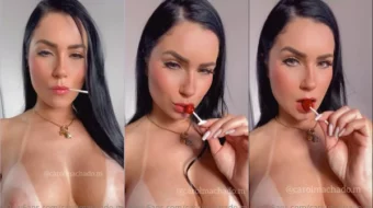 Carol Machado, famosa en OnlyFans, fue captada chupando una paleta con los senos al descubierto