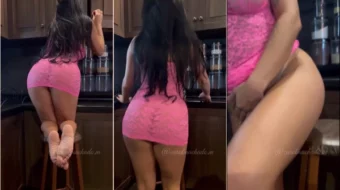 Carol Machado luciendo una camiseta transparente y sin bragas en la cocina, ¡felicidades