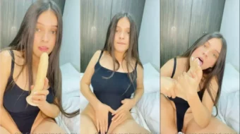 Carol Mendoza, famosa gata de OnlyFans, es captada en un video erótico chupándose los dedos de los pies y usando un consolador mientras usa unas sensuales bragas
