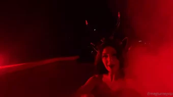 El vídeo candente de Meg Turney desnuda como Krampus en OnlyFans se ha filtrado