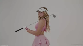Grace Charis, una rubia rica y elegante que juega al golf y hace vídeos sexys