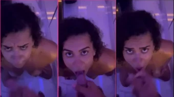 Jé Trindade, más conocida como jedotwerkoficial, haciendo una mamada de rodillas