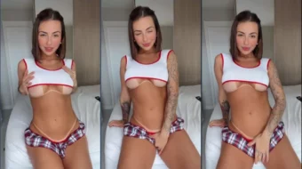 Karol Rosalin, famosa brasileña de OnlyFans, luciendo falda y braguita transparente