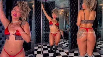 Ketney Karol moviéndose sensualmente en un pole dance con unas provocativas bragas