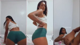 La hermosa Linda Lua se quita los shorts y se estimula con un tapón insertado en su estrecho trasero