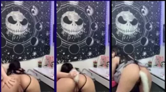 Lauren está en una posición provocativa quitándose un tapón anal de su trasero