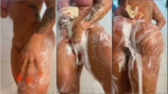 Maraasp dándose un sensual baño tocándose el coño