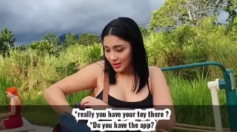 Martina Smith experimenta placer con un vibrador buceta mientras su pareja lo controla a distancia mediante su teléfono móvil, logrando así que alcance el orgasmo