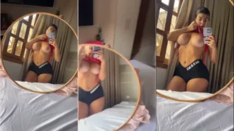 Micha Vargas, conocida por su presencia en OnlyFans, se encuentra grabando sensuales videos en casa, mostrando sus enormes pechos