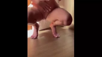 Mikayla Demaiter mostrando su desnudez en un vídeo de Onlyfans