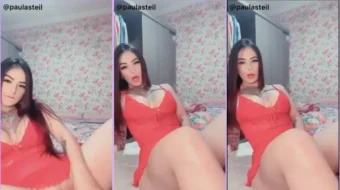 Paula Steil, famosa tatuada OnlyFans, divirtiéndose con un juguete en el coño con las piernas abiertas