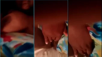 Vera Cassia hace un sensual espectáculo en la cama tocándose placenteramente con los dedos