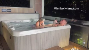 Vídeo de Mimi la rubia follando caliente en el jacuzzi