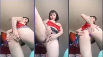 Vídeo sexy de cantante oriental masturbándose con juguete erótico en el culo