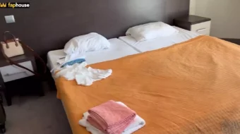 Alina Rai se mece en la cama con su hijastro en la habitación del hotel