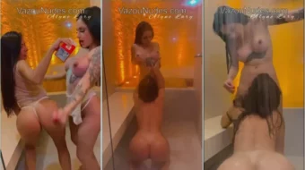 Alyne Lara y su amiga están en el baño divirtiéndose, intercambiando besos calientes y divirtiéndose juntas. La escena es muy animada y llena de energía