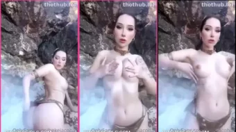 BekeJacoba, una famosa OnlyFans, se viste como una princesa árabe y luce su privacy levantándose la falda y dejando al descubierto su coño