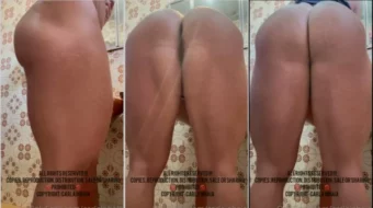 Carla Inhaia, la modelo brasileña, exhibiendo su trasero mientras posa en el baño