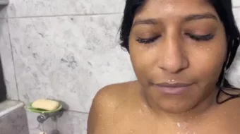 Comiéndose a su prima casada en el baño mientras ella llega al orgasmo