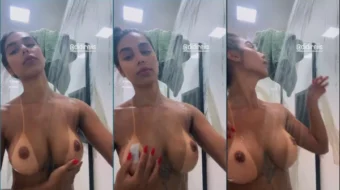 Didy Reis balanceándose y luciendo su cuerpo desnudo en el baño