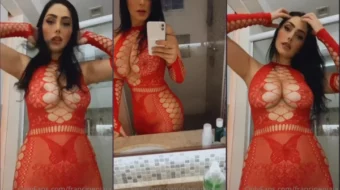 Francine Piaia, ex participante de Gran Hermano Brasil, mostrando sus grandes pechos en el reflejo del espejo