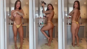 Karol Rosalin, la famosa flaquita de OnlyFans, luciendo su culo perfecto en bragas apretadas en un baño