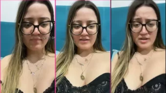 La bella y traviesa Angel luce unas provocativas braguitas, sin braguitas, mostrándolo todo a cuatro patas