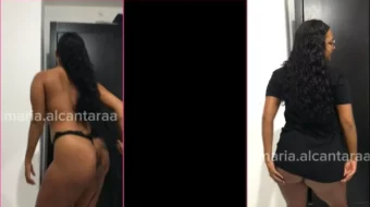 María Alcántara, la joven de grandes pechos, baila desnuda para sus fans