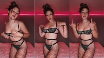 Marley Roze, la famosa ninfa OnlyFans, luciendo unas provocativas bragas para sus fans