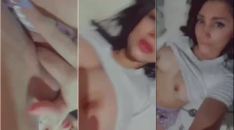 Martina Smith exhibiendo su pecho y explorando su intimidad con sus dedos