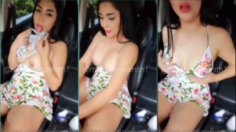 Martina Smith fue captada mostrando sus pechos y su coño en el auto