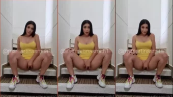 Martina Smith, la influencer OnlyFans se divierte sin bragas con un vestidito