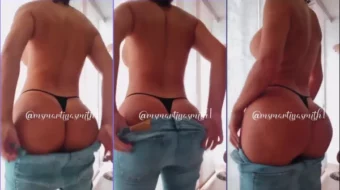 Martina smith mostrando su gran culo en pantalones ajustados y micro bragas